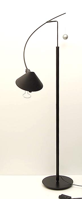 Botterweg Auctions Amsterdam > Halogeen vloerlamp " Nestore Terra ", draaibare zwenk-arm met massieve metalen kogel als ontwerp Carlo Forcolini 1988, uitvoering Artemide, Italië