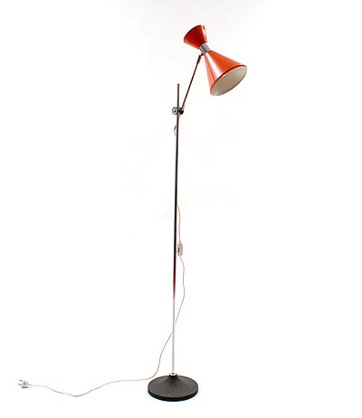 materiaal Hoofdkwartier winkel Botterweg Auctions Amsterdam > Staande lamp "Diabolo", op ronde zwarte  kunststof voet, met metalen standaard en oranje gelakte verstelbare kap,  uitvoering Herda, ca.1955